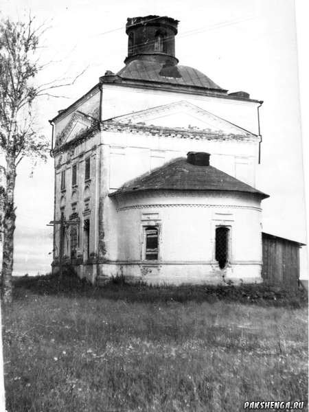 Разрущенная Покровская пакшеньгская церковь. Летняя часть церкви, зимняя полностью уничтожена